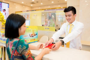 Giao dịch ngân hàng nhận lì xì may mắn đầu năm