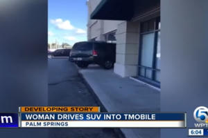 Cô gái trẻ lao thẳng xe vào cửa hàng vì không được đổi iPhone mới