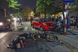 Hà Nội: Ô tô tông liên hoàn 6 xe máy, tài xế rời khỏi hiện trường