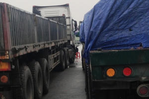 Hải Dương: Lái xe “cố thủ” chống đối lực lượng kiểm tra tải trọng