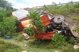 Thừa Thiên Huế: Xe container lao xuống vực, 2 người thoát chết