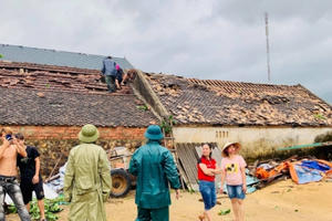 Lốc xoáy kinh hoàng cuốn bay hàng chục mái nhà của người dân