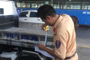 Cận cảnh CSGT hỗ trợ đăng kiểm tại TP HCM