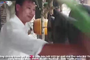 Clip: Vũ điệu cồng chiêng trên quê hương Bùi Tiến Dũng trước giờ lăn bóng