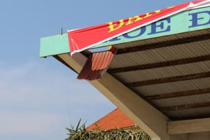 Trèo mái che sân vận động tháo băng rôn, ngã tử vong