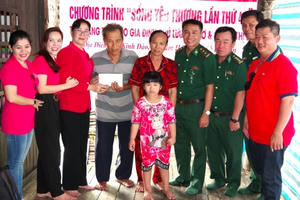 Bộ đội Biên phòng Cà Mau phối hợp hỗ trợ người dân gặp khó khăn