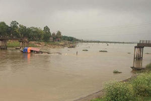 Tàu cát tông sập cầu Sông Hoàng, một phụ nữ rơi xuống sông.