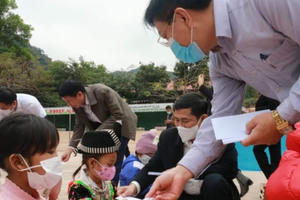 Tết sớm cho giáo viên và học sinh vùng cao