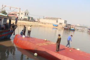 [Video]: Nỗ lực cứu tàu chở dầu bị lật úp khi vào cảng cá ở Nghệ An