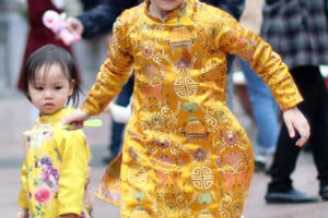 Trẻ nhỏ Hà Nội xúng xính áo dài chơi Tết