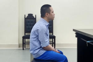 Bị nhắc nhở về việc đỗ xe, 9X hất văng người phụ nữ từ nắp capo ôtô xuống đường