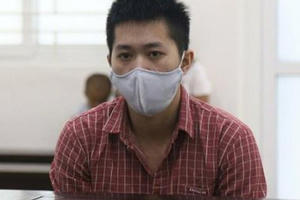 Chồng "hờ" giở thói côn đồ, nhiều lần đánh đập và hãm hiếp con của người tình