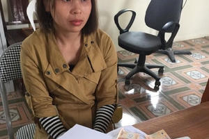 Bắt đối tượng tiêu thụ tiền giả luồn lách ở các chợ