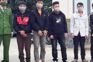 Trèo tường thăm bạn gái ở khu cách ly rồi gọi người đánh Công an