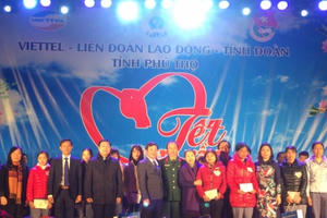 Phú Thọ: Gần 200 suất quà trao cho công nhân nghèo