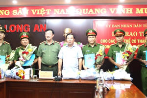 Thưởng nóng các tập thể tham gia bắt giữ đối tượng bắt cóc trẻ em ở Long An