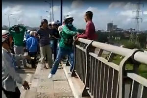 Thót tim với Clip nam tài xế Grabbike nhanh tay cứu kịp thời người đàn ông định nhảy cầu