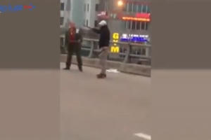 Hà Nôi: Va chạm giao thông, thanh niên cầm song đao chém tài xế