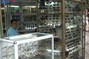 Bản tin Kinh tế Plus: Kính mắt "rởm" tràn lan trên thị trường