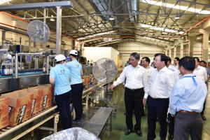 Phó Thủ tướng Trịnh Đình Dũng thăm Nhà máy Nước khoáng Vĩnh Hảo