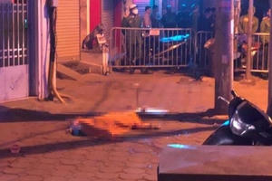 Hà Nội: Cô gái bị đâm tử vong trên vỉa hè trong đêm