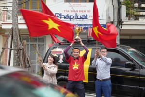 "Cờ hoa ngập trời" sẵn sàng cổ vũ đội tuyển Việt Nam trước trận chung kết
