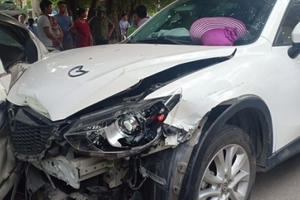 Xe ôtô Mazda mất lái gây tai nạn liên hoàn tại đường 70