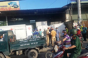 TPHCM: Tông vào sau xe dọn vệ sinh trên đường, 1 người tử vong