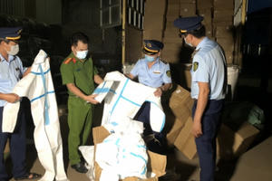 Liên tiếp thu giữ 52 máy oxy và hơn 8.300 bộ quần áo phòng hộ không rõ nguồn gốc