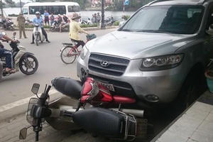 Huế: “Xế hộp” lao lên vỉa hè, đâm liên hoàn nhiều xe máy