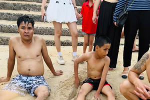 Phút giây nghẹt thở khi người lính già cứu hai cha con thoát khỏi miệng hà bá ở bãi biển Cửa Tùng Phút giây nghẹt thở khi người lính già cứu hai cha con thoát khỏi miệng hà bá ở bãi biển Cửa Tùng