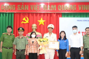Trao tặng “Huy hiệu tuổi trẻ dũng cảm” cho Đại úy Thái Ngô Hiếu