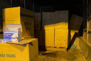 Hà Nội: Bắt giữ xe ôtô chở 50.000 chiếc khẩu trang Y tế không rõ nguồn gốc