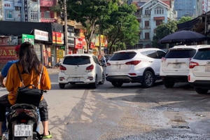 Lòng đường, vỉa hè Hà Nội vẫn bị lấn chiếm tràn lan