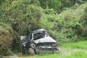 Tàu hỏa tông nát ô tô, 2 cán bộ ngành giáo dục tử vong