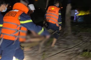 2 anh em ruột đuối nước tử vong khi tắm biển ở thị xã Cửa Lò