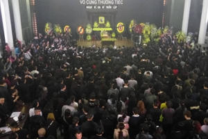 Dòng người chen chúc nối nhau chờ vào viếng rocker Trần Lập