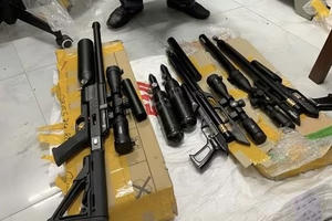 Bắt quả tang 2 đối tượng tàng trữ vũ khí quân dụng