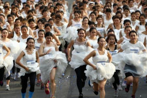 Chùm ảnh: Cuộc thi chạy "hài hước" của các cô dâu Thái Lan