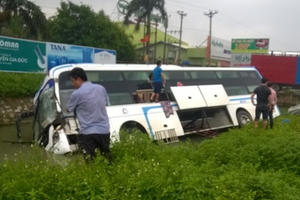 Thanh Hóa: Hành khách hoảng hồn vì xe khách lao đầu vào xe tải