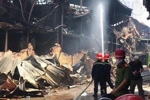 Cháy công ty Rạng Đông: Người dân đã quay trở lại nhưng vẫn bất an