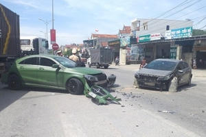 Camera ghi lại cảnh xe ben tông xe Mercedes gây tai nạn liên hoàn rồi bỏ chạy