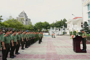 Phòng Tham mưu Công an tỉnh Bình Thuận đón nhận Cờ thi đua của Chính phủ