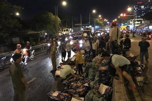 Hành động đẹp: Gần 500 thùng bia đổ trên cầu, dân đứng canh giúp