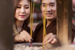 Quang Hà,Hương Tràm mặc áo nâu sòng đi lễ chùa đầu năm