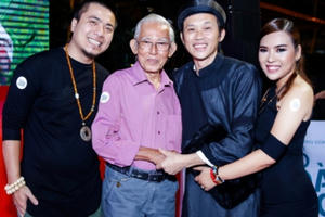 Danh hài Hoài Linh diện áo the khăn xếp thân thiết bên cha ruột đạo diễn Thanh Nhân