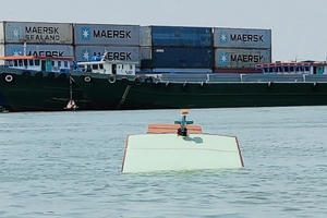 Lật thuyền trên sông Đồng Nai, 12 người rơi xuống sông, 1 người tử vong Lật thuyền trên sông Đồng Nai, 12 người rơi xuống sông, 1 người tử vong