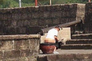 Truy tìm du khách phóng uế ở thành cổ