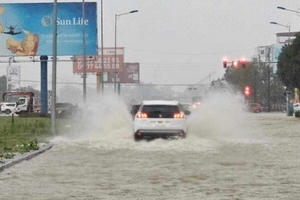 Mưa lớn kéo dài, thành phố Vinh ngập sâu