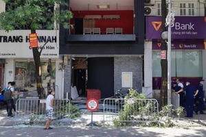 Nổ lớn tại đường Kim Mã, xe taxi đang lưu thông bị chọc thủng nóc